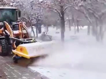 裝載機(jī)安裝清雪滾刷掃雪視頻